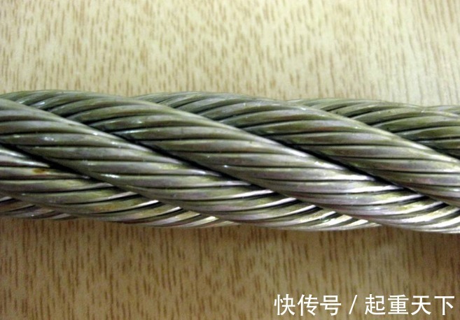 pg电子官方网站全球最迷你岸桥设备顺利发运